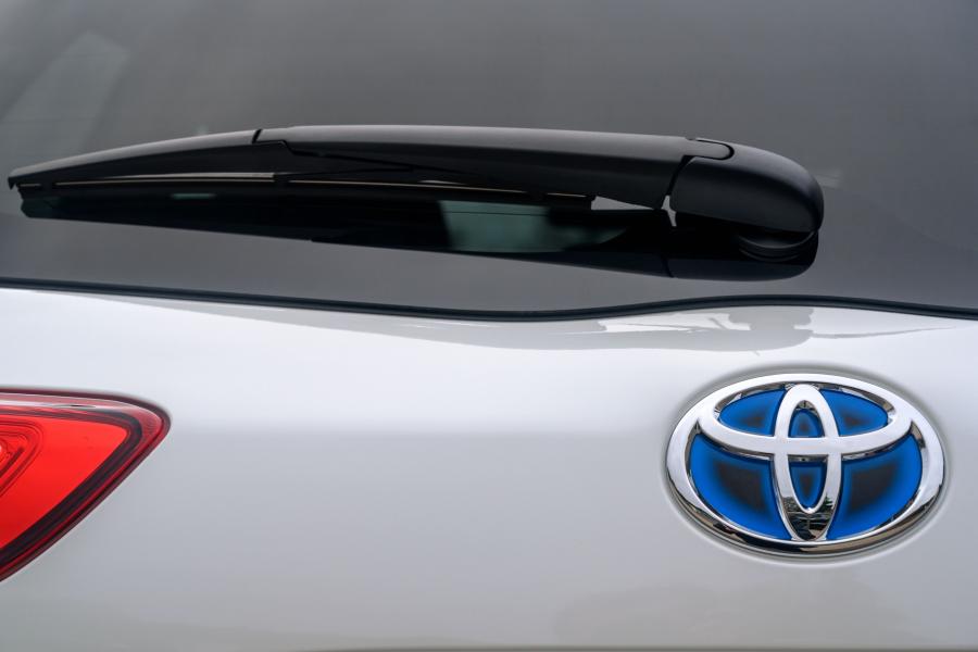 Логотип Toyota Yaris Hybrid Y20 2019 года  (UK) (фото 7 из 38)